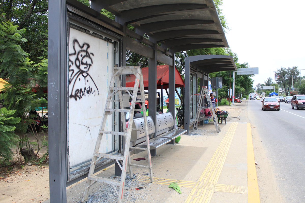 en esta importante zona de la capital.

🚧 Con acciones de limpieza, pintura y mantenimiento, mejoramos la imagen urbana y la experiencia de quienes transitan por Brenamiel todos los días.

#SICtrabaja @binnibus.oaxaca