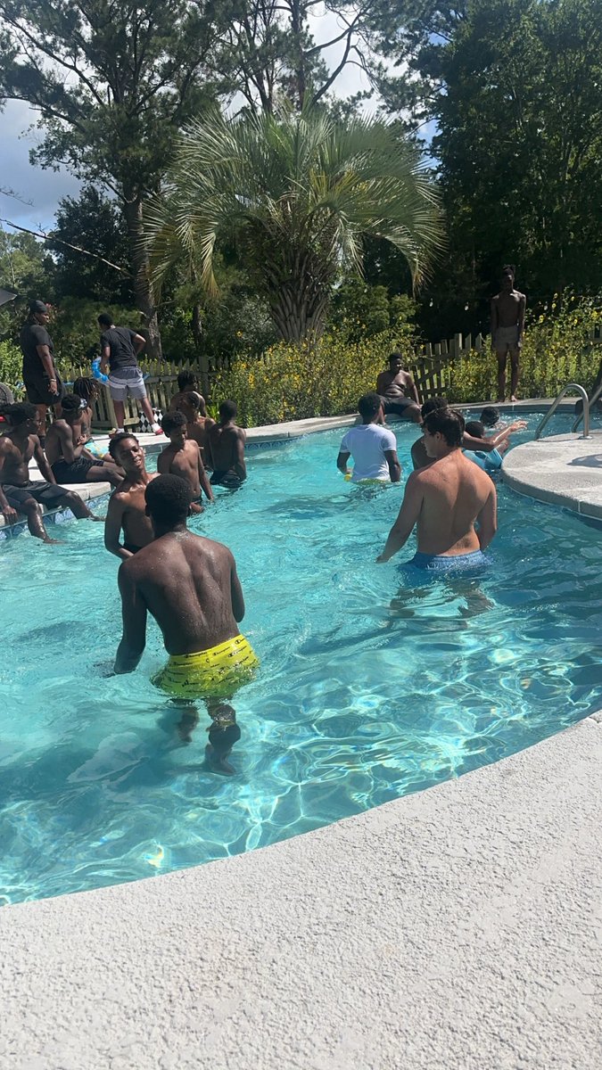 CoachCarter_12's tweet image. After workouts the guys went to cool off and bond in the pool. Work hard play hard… THE RED RAIDER WAY ♻️😉!!! 
#RedRaiders #FAMILY 💪🏾💪🏾