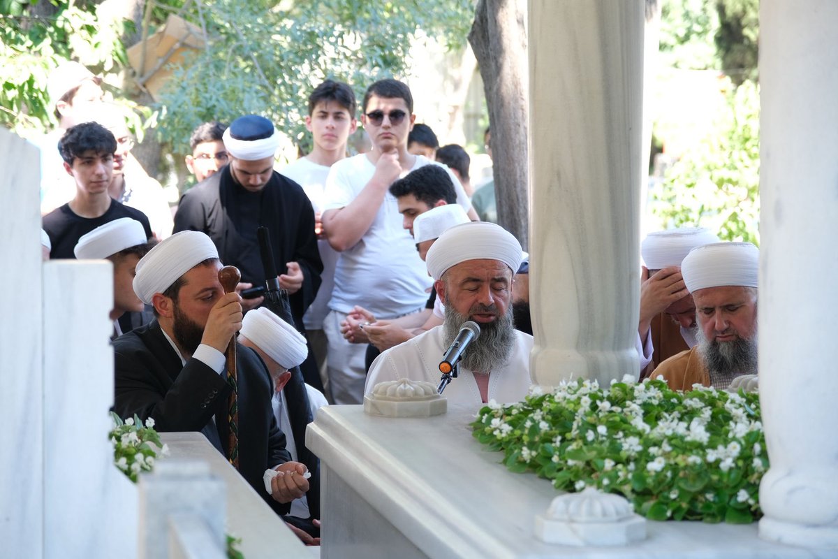 Masumbayraktarr's tweet photo. Masum Efendi Hazretlerimiz (k.s), bu perşembe günü de öğle namazını müteakip,
Mahmud Efendi Hazretlerimiz (k.s) ve
Ali Haydar Efendi Hazretlerimiz (k.s)’in kabirlerini ziyaret edip,
Rahmetin en latif kapısında dualarla niyazda bulundular. https://t.co/Dgv2zBYwzZ