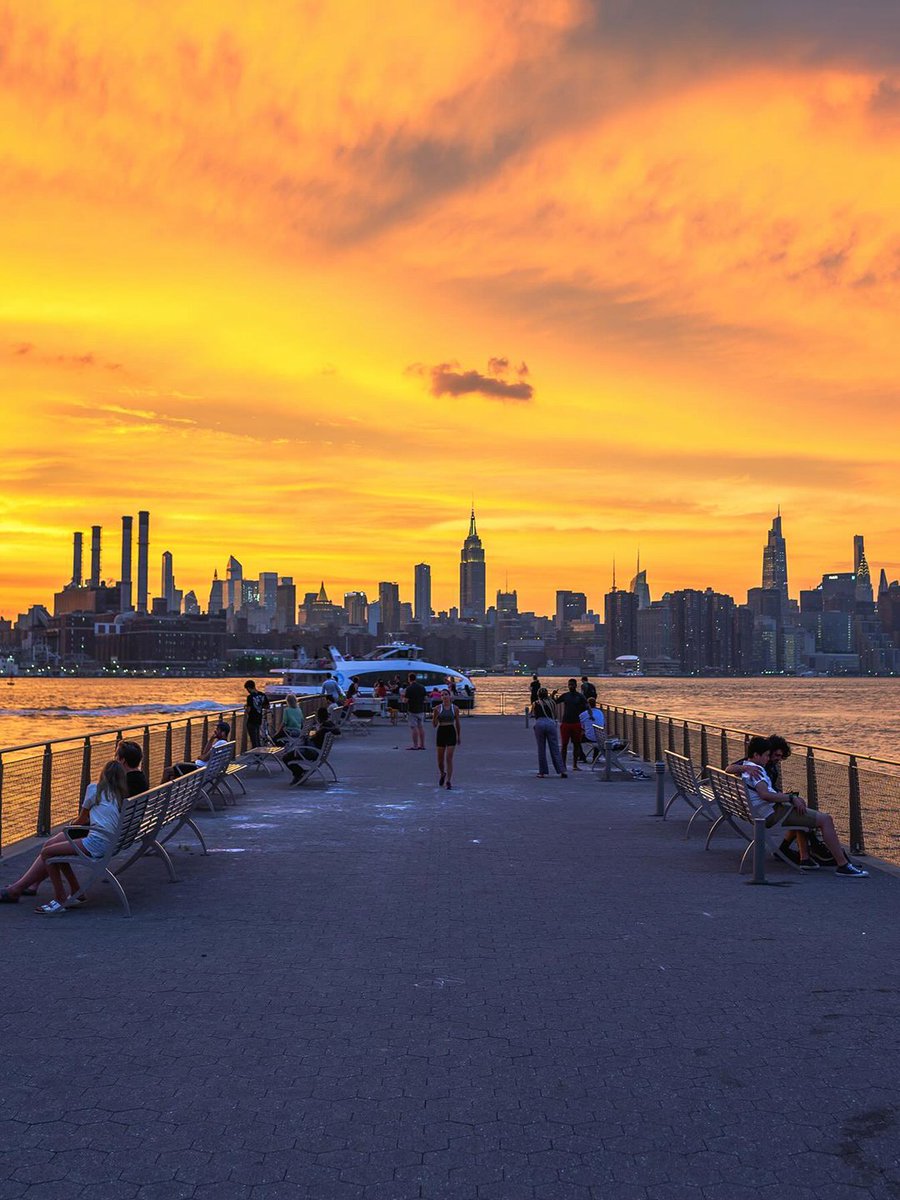 To-do list: enjoy yellow skies and good company all summer long 💛

📸: IG/mrgreen_photography
