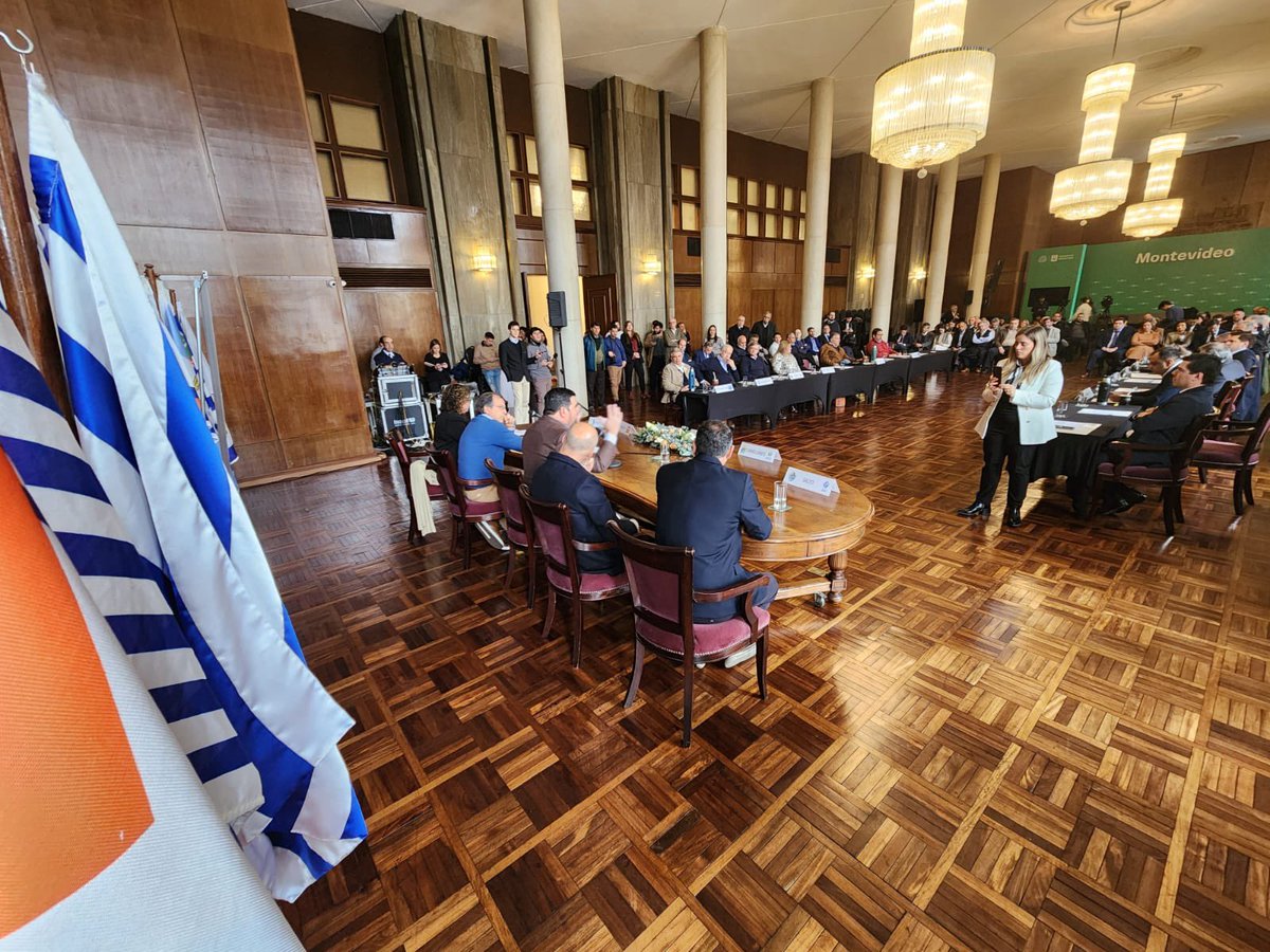 OliveraPdu's tweet photo. Es un honor haber sido electo por unanimidad para presidir el @cintendentesuy .Es una gran responsabilidad q llevaré adelante escuchando,proponiendo y trabajando para que cada persona,en cualquier rincón del país,tenga motivos para quedarse y soñar en el lugar q eligió para vivir https://t.co/KyGm5yMYq2