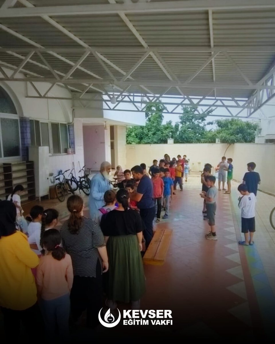 KevserEgitim's tweet image. Kevser Eğitim Vakfı olarak, Hatay Kırıkhan’daki Kur’an kursu öğrencilerine dondurma ikramında bulunduk. Yaz Kur’an kurslarına devam eden öğrencilerimize küçük bir mutluluk yaşatmak amacıyla gerçekleştirdiğimiz bu ikram, çocuklarımızın yüzlerinde tebessüm oldu.