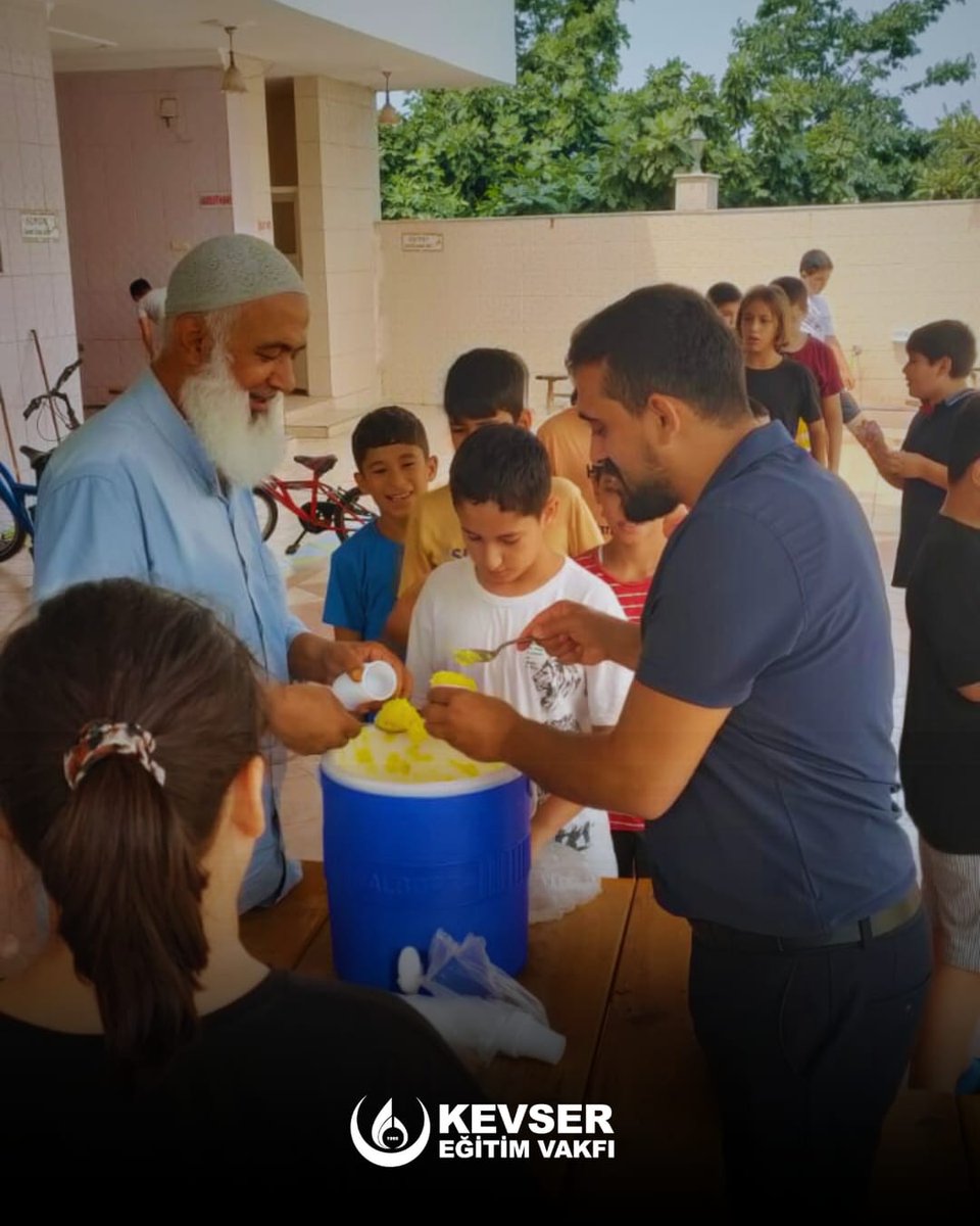 KevserEgitim's tweet image. Kevser Eğitim Vakfı olarak, Hatay Kırıkhan’daki Kur’an kursu öğrencilerine dondurma ikramında bulunduk. Yaz Kur’an kurslarına devam eden öğrencilerimize küçük bir mutluluk yaşatmak amacıyla gerçekleştirdiğimiz bu ikram, çocuklarımızın yüzlerinde tebessüm oldu.