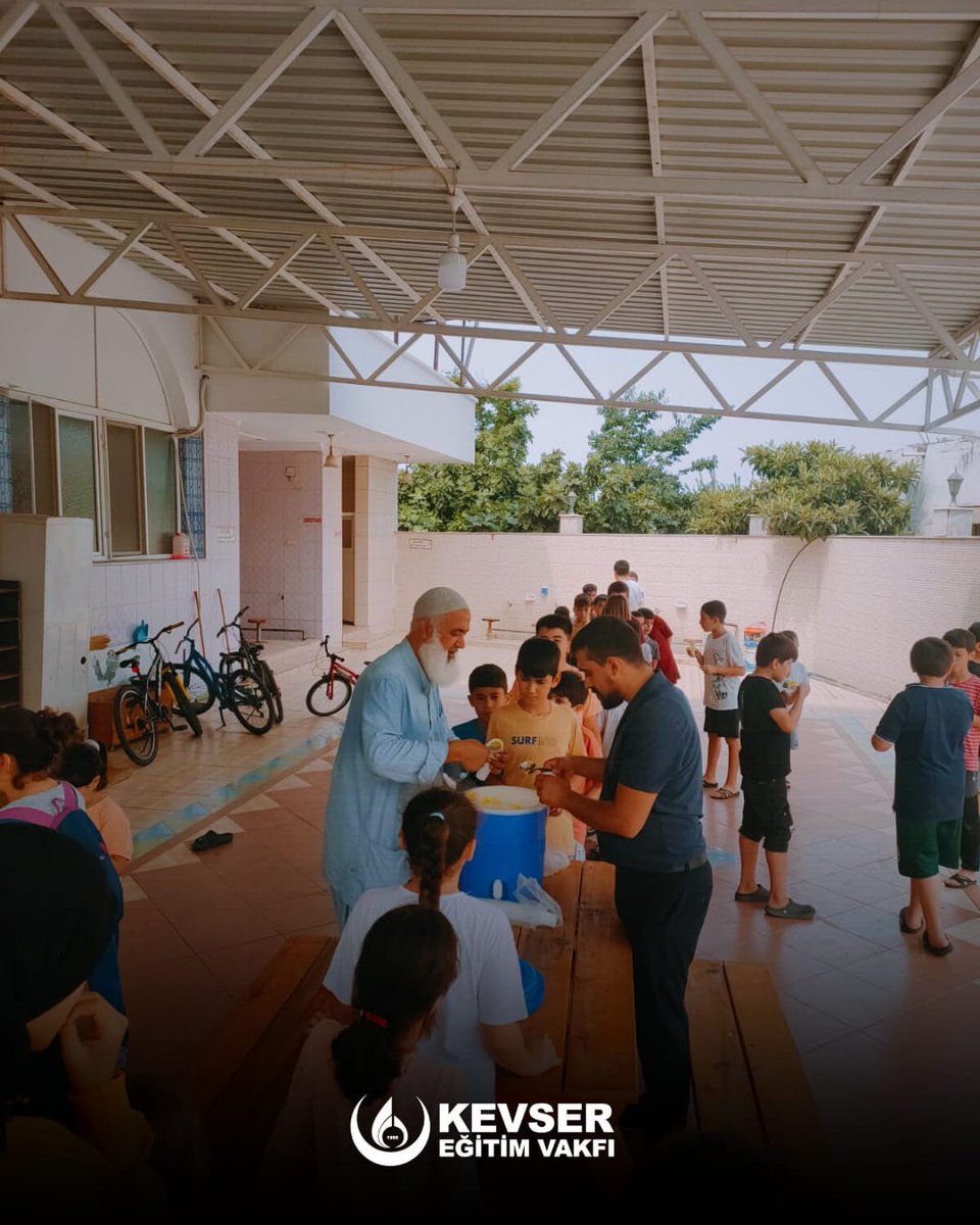 KevserEgitim's tweet image. Kevser Eğitim Vakfı olarak, Hatay Kırıkhan’daki Kur’an kursu öğrencilerine dondurma ikramında bulunduk. Yaz Kur’an kurslarına devam eden öğrencilerimize küçük bir mutluluk yaşatmak amacıyla gerçekleştirdiğimiz bu ikram, çocuklarımızın yüzlerinde tebessüm oldu.