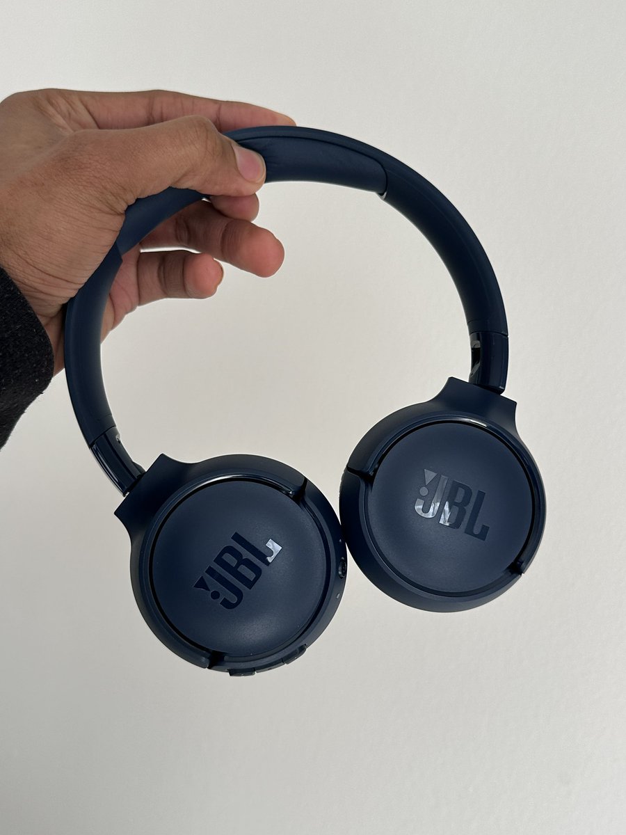 Lucky_Luu1's tweet photo. The sound and battery life on these JBL Tune 520BT Headphones is impeccable 🔥🤌🏽 https://t.co/aaG6Nqgv7Z