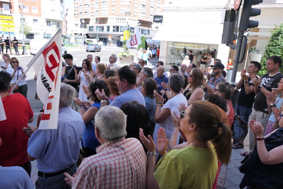 FSSCCOOCYL's tweet image. Nos concentramos en Castilla y León para decir basta al odio
‼️ Frente al racismo y la xenofobia vivida en Torre Pacheco, pasamos de la indignación a la acción
🗣️ "No nos vamos a quedar de brazos cruzados", Ana Fernández, CCOO CyL.
✊🏽 Por la convivencia, por la democracia