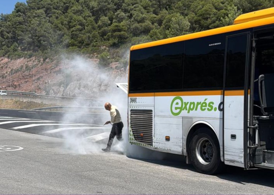 🚍 Monbus ens deixa T-irats... i calcinats!
✋ Stop Monbus!

Avui un altre autobús ha cremat en servei. Una vegada més, la seguretat dels usuaris i treballadors en perill.

📢 Rescatem la concessió ja!

#StopMonbus #TransportDigne #RescatJa #Igualada