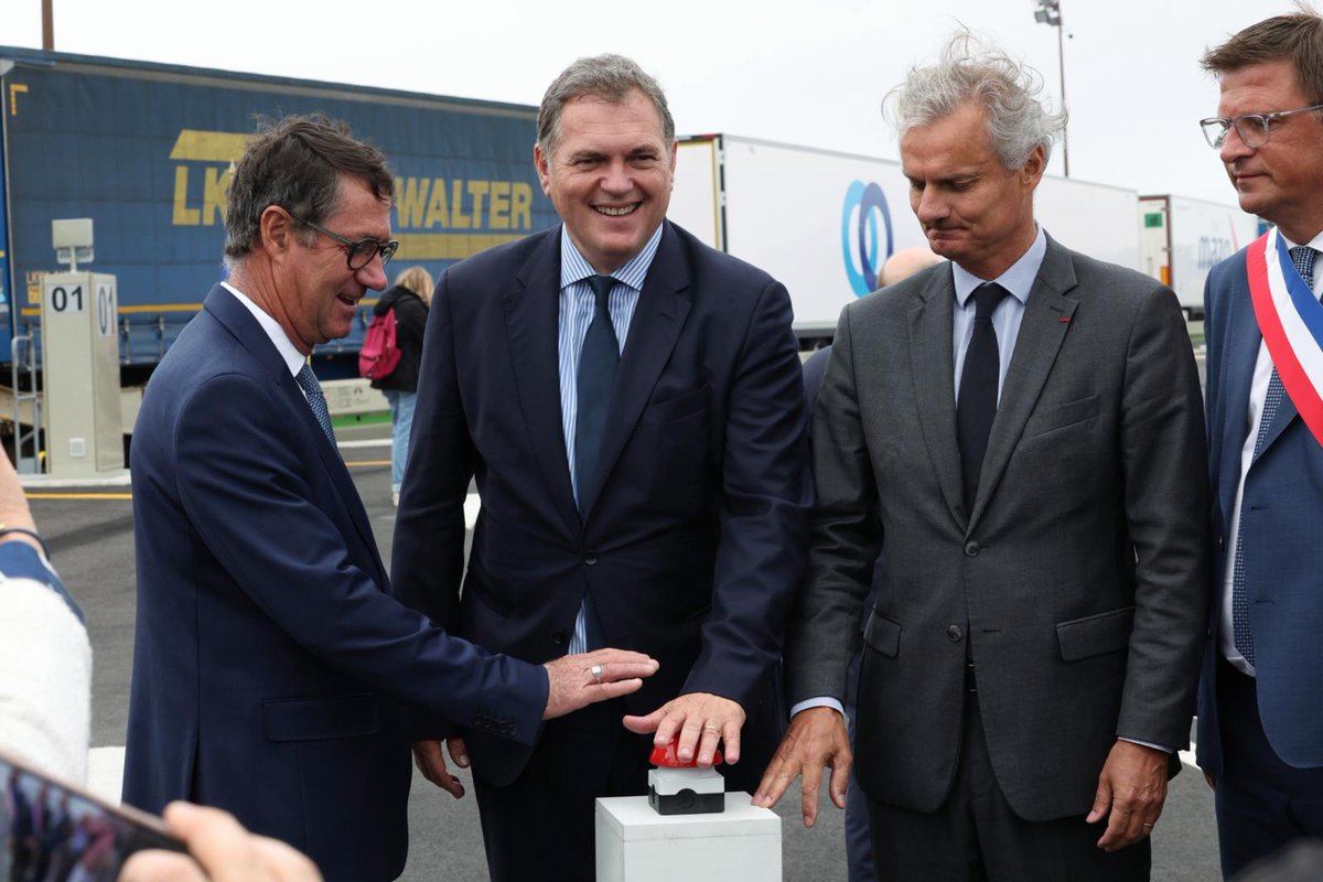PhilippeTabarot's tweet image. De la Manche au Pays Basque : lancement de l’autoroute multimodale mer-rail qui relie désormais Cherbourg-en-Cotentin à Mouguerre pour le transport de marchandises.
Fier d’inaugurer aujourd’hui, sur le port de Cherbourg, la plateforme de ferroutage qui permet de charger…