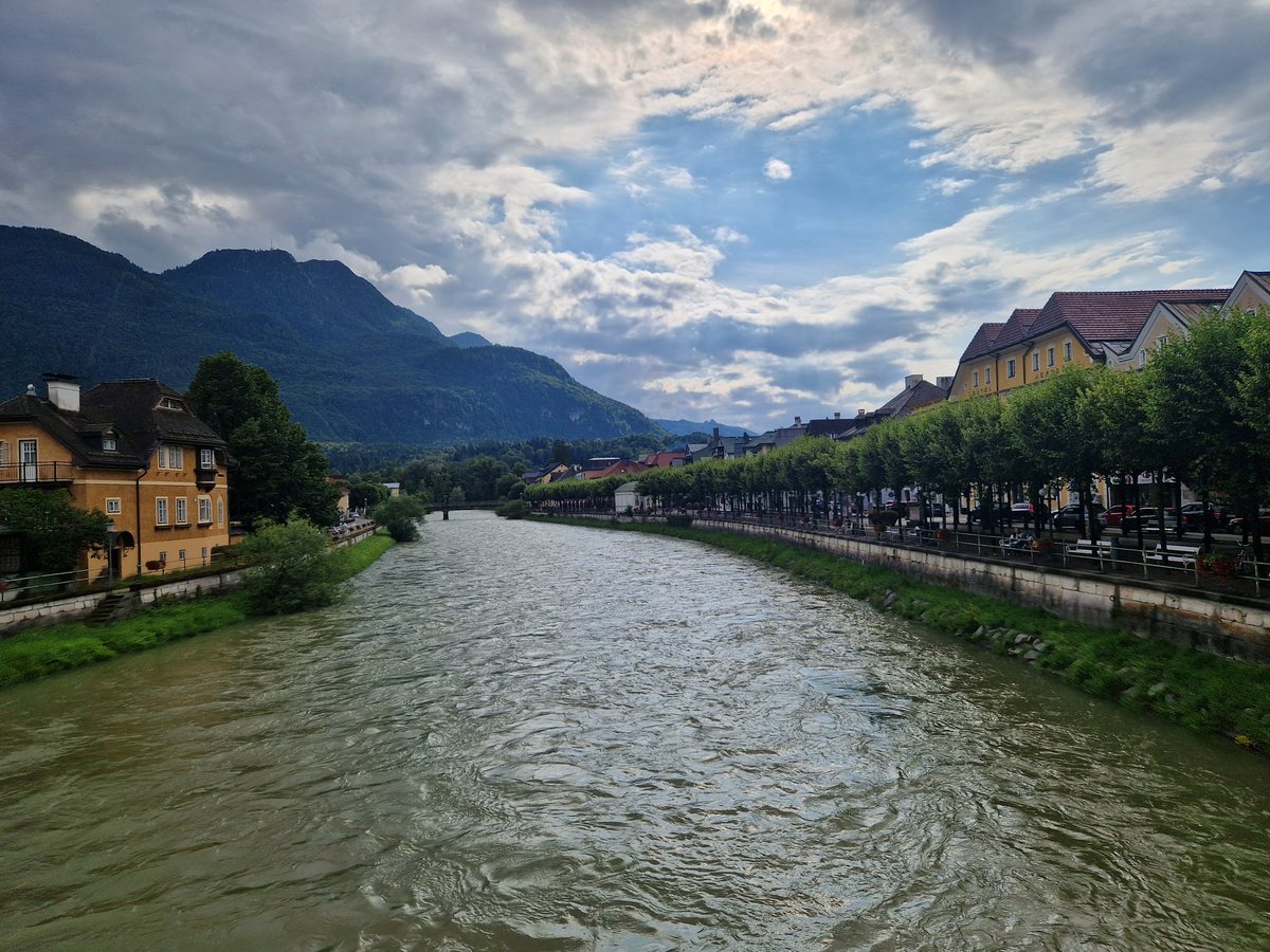 Guten Abend liebe Twitterfreunde, mein Bewegungsdrang im Urlaub ist leicht eingeschränkt. Ich hüpfe von einer Regenlücke zur nächsten und immer mit Schirm bewaffnet. 

Ich wünsche Euch einen schönen und erholsamen Abend 🍷 💫 🤗