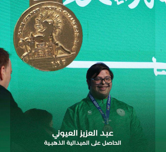 عبدالعزيز انولد بمشكلة صحية وكان تشخيص الأطباء إنه عنده متلازمة داون وثقوب في القلب  

وقالوا لأمه بصراحة:

" ما راح يعيش كثير ولا تتعلقي فيه "

لكنها ما سمعت الكلام  وسمعت لقلبها