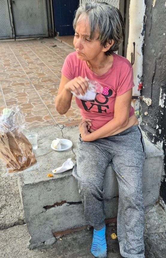 Se requiere apoyo para una señora que no puede caminar en La Vega, Caracas.
No tiene un familiar que se apiade de ella.
(La bajaron cargada de una unidad de transporte, que le dio la cola) y para la hora no había comido, se encuentra descalza.
El llamado es a las autoridades.