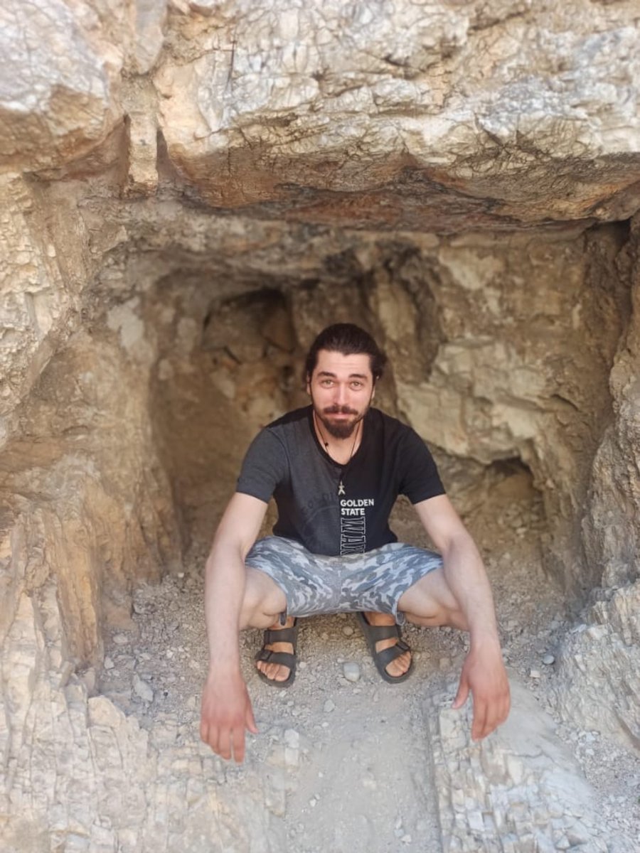 Fotoğrafta gördüğünüz kişi abim Samet Özgül. 

Gazi Üniversitesi öğrencisi ve motokurye olarak çalışan abim Samet, 5 Kasım 2022’de Ankara’da trafikte ışık ihlali yapan aracı uyardığı için üç kişi tarafından darp edilip boğazından bıçaklanarak katledildi. 

Sabıkalarında