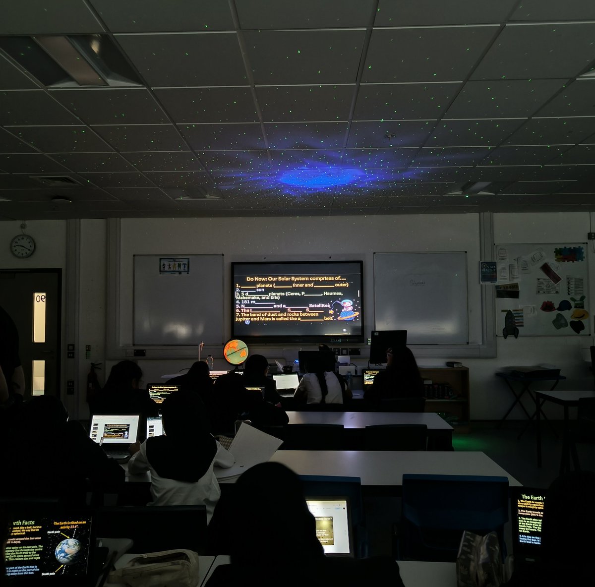My favourite topic of the year, The Universe, has arrived so of course I have to bring out my nebula light to provide a real immersive experience for 7Y2 😅✨🌌