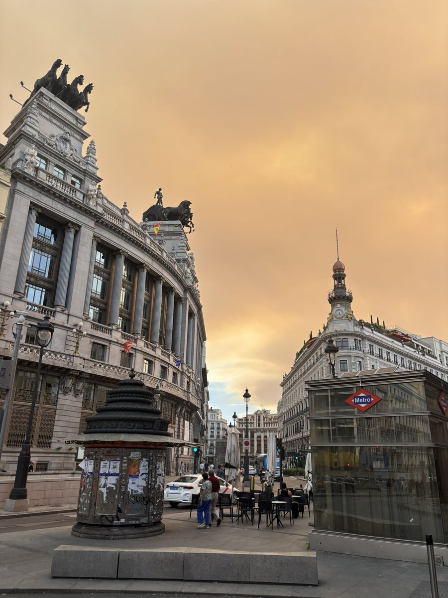 🔥 Un incendio en  Cañada Real y otro en 
Méntrida tiñen de fuego y cenizas el cielo de Madrid. Ahora más que nunca apoyando la lucha tan necesaria de los bomberos forestales por unas condiciones laborales dignas. 👨‍🚒