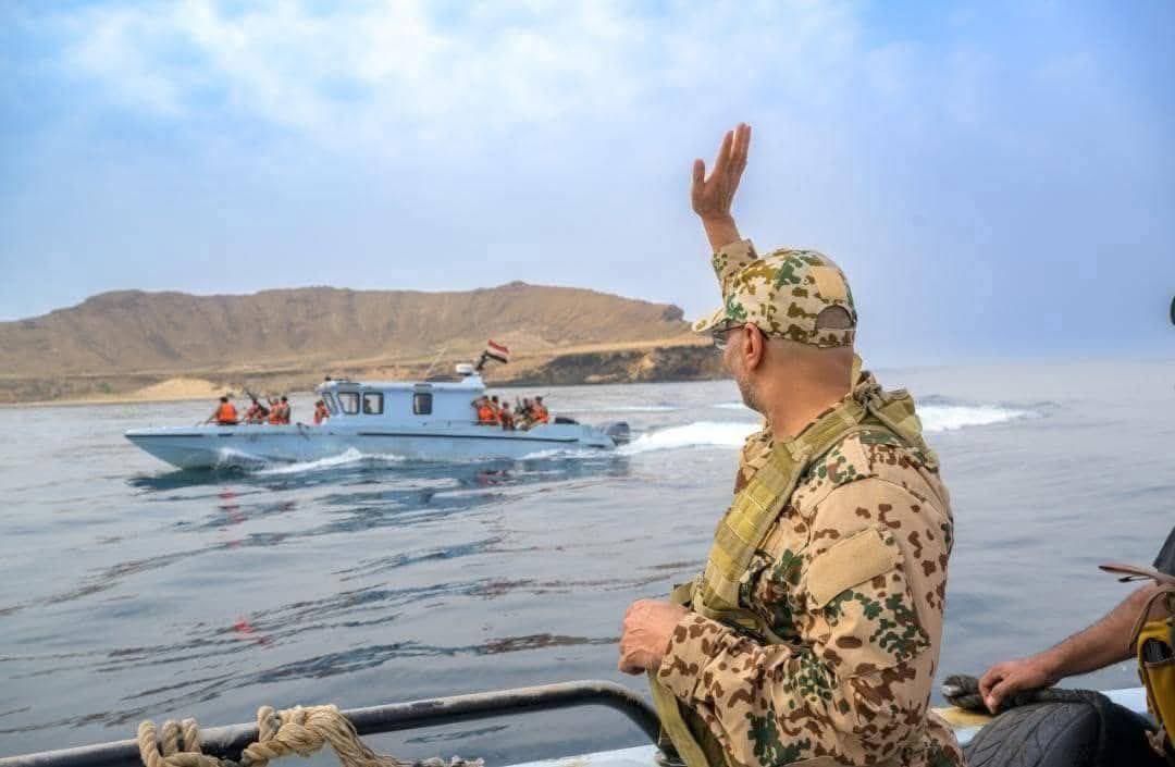 سفينة شحن عملاقة تحمل حوالي 550 طن تقريبا،،،
بينما زورق طارق زمزمية يحمل 750 طن ههههههه😂😂

هيا كيف يا مرتزقة🤔