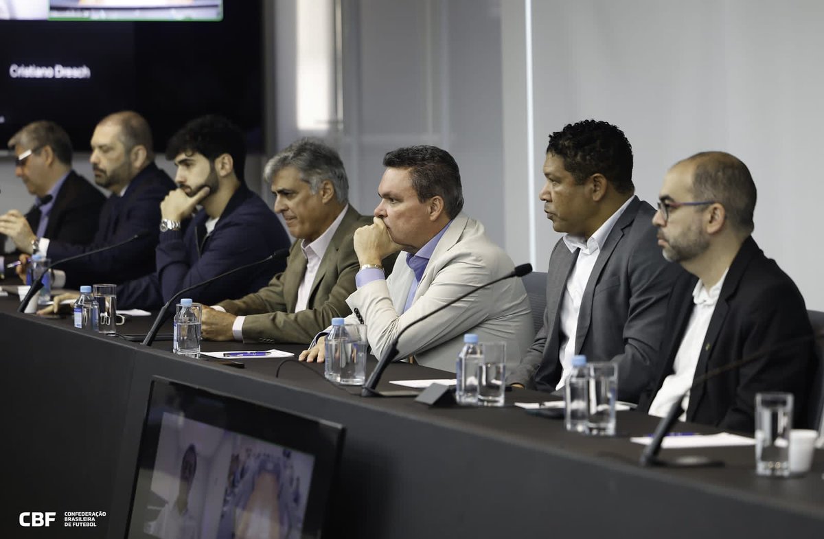 AdsonBatista's tweet image. Na tarde desta quinta-feira estive na sede da @CBF_Futebol para uma reunião dos clubes da Série B com o novo presidente da entidade, Samir Xaud. Um novo canal de comunicação foi criado entre os clubes e a CBF, o que vejo como grande passo para a valorização do campeonato, que é…