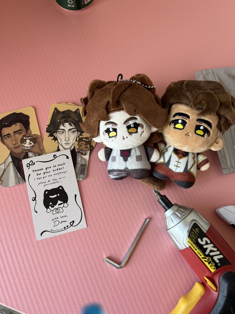 thank you <a href="/doufupuff/">dou 🪶 @ yaoi grind</a> for the jayvikling shaped surprise in the mail 💜 they were observing as l built my desk but wanted to help 💕🥹