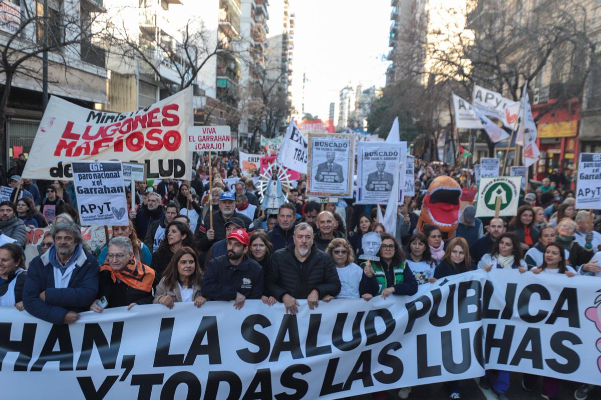 rodoaguiar's tweet image. AHORA!!
ATE MARCHÓ A PLAZA DE MAYO POR EL GARRAHAN!!
EL MINISTRO LUGONES SE TIENE QUE IR, DEBE RENUNCIAR!!
Es un mercader de la salud. Intentan llenarse de plata él y sus amigos de las corporaciones médicas privadas y por eso desfinancian de manera intencional todo el sistema…