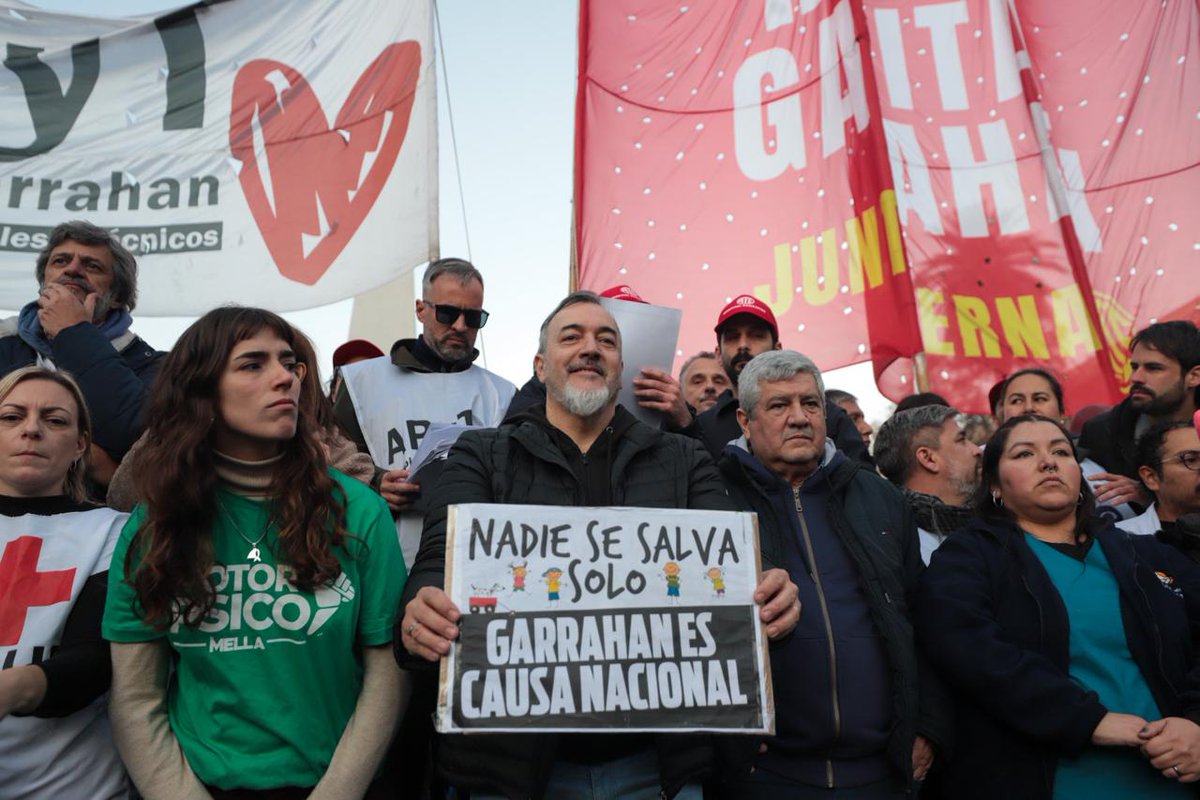 rodoaguiar's tweet image. AHORA!!
ATE MARCHÓ A PLAZA DE MAYO POR EL GARRAHAN!!
EL MINISTRO LUGONES SE TIENE QUE IR, DEBE RENUNCIAR!!
Es un mercader de la salud. Intentan llenarse de plata él y sus amigos de las corporaciones médicas privadas y por eso desfinancian de manera intencional todo el sistema…