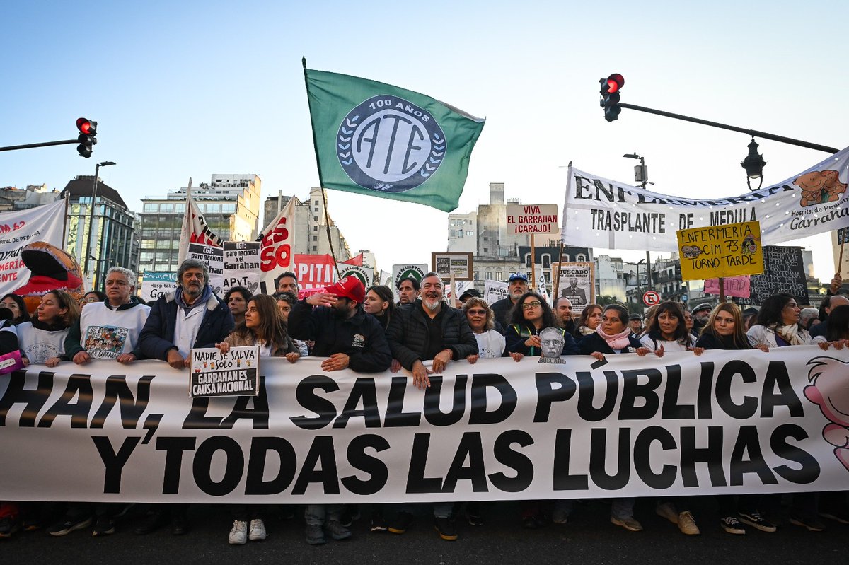 rodoaguiar's tweet image. AHORA!!
ATE MARCHÓ A PLAZA DE MAYO POR EL GARRAHAN!!
EL MINISTRO LUGONES SE TIENE QUE IR, DEBE RENUNCIAR!!
Es un mercader de la salud. Intentan llenarse de plata él y sus amigos de las corporaciones médicas privadas y por eso desfinancian de manera intencional todo el sistema…