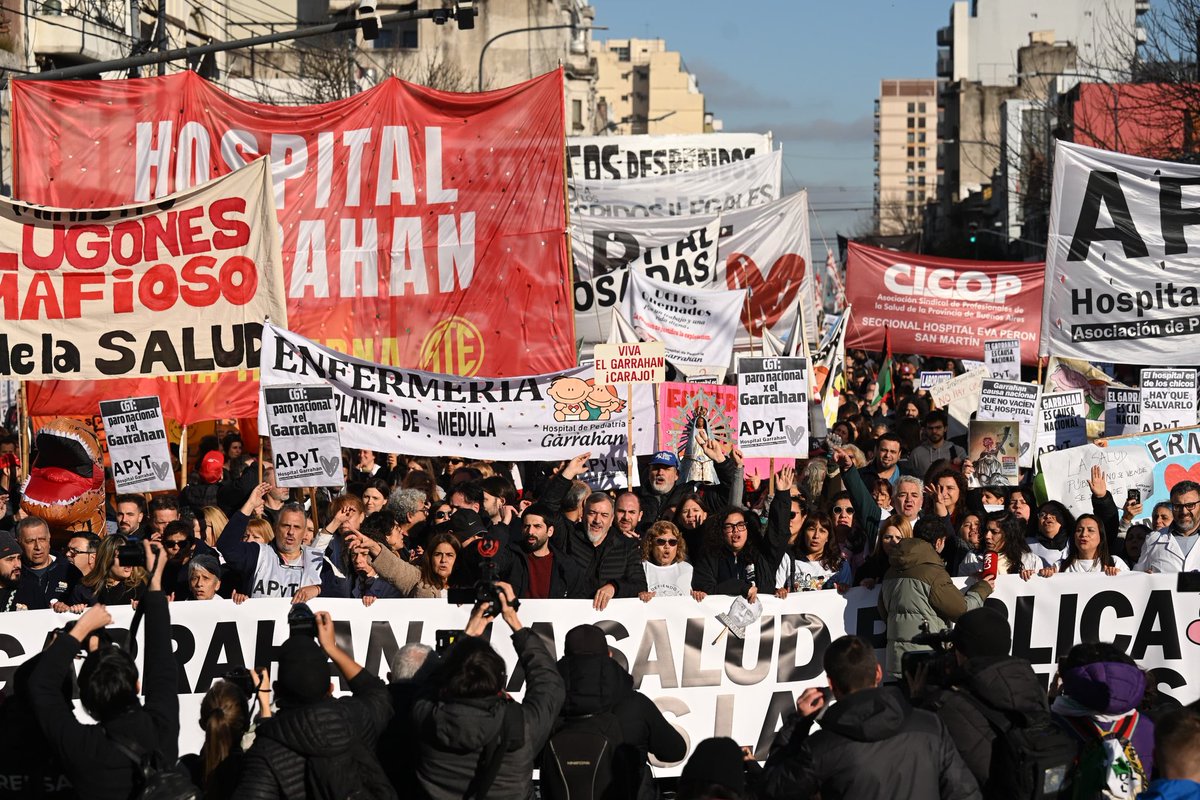 rodoaguiar's tweet image. AHORA!!
ATE MARCHÓ A PLAZA DE MAYO POR EL GARRAHAN!!
EL MINISTRO LUGONES SE TIENE QUE IR, DEBE RENUNCIAR!!
Es un mercader de la salud. Intentan llenarse de plata él y sus amigos de las corporaciones médicas privadas y por eso desfinancian de manera intencional todo el sistema…