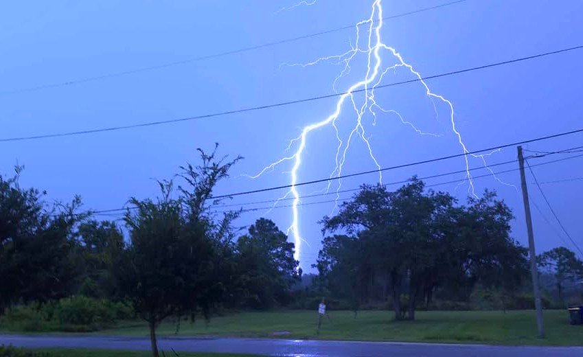 Strong thunderstorms in Highlands County this evening. Here is some of the action in Sebring. 📷 Jennifer Walker #Florida ⚡️