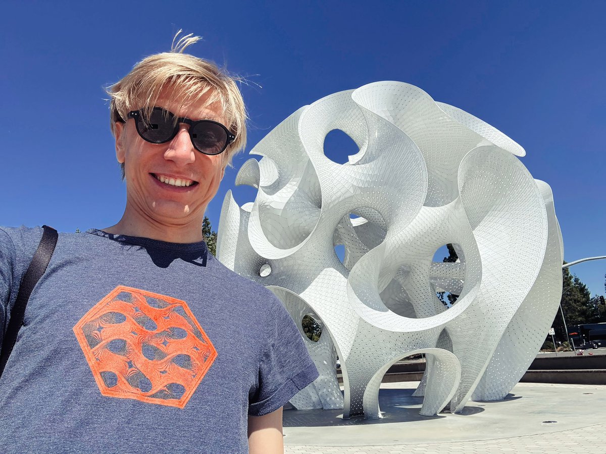 TheZuza's tweet image. 1% Gyroid infill. I brought the perfect T-shirt for this. @Prusa3D