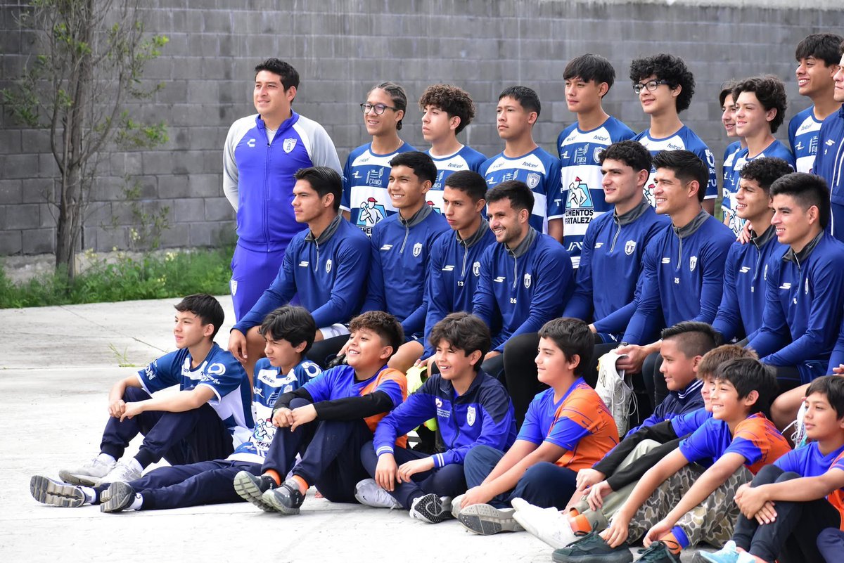 UniversidadDelFutbol (@unifutbol) on Twitter photo El día de hoy en el mejor campamento de verano, se realizaron las fotografías oficiales de la 2da semana con jugadores de <a href="/Tuzos/">Club Pachuca</a> , nuestros participantes también vivieron la experiencia de ver el entrenamiento y platicar con ellos.
#SiPro25 #TuMejorReto El día de hoy en el mejor campamento de verano, se realizaron las fotografías oficiales de la 2da semana con jugadores de <a href="/Tuzos/">Club Pachuca</a> , nuestros participantes también vivieron la experiencia de ver el entrenamiento y platicar con ellos.
#SiPro25 #TuMejorReto
