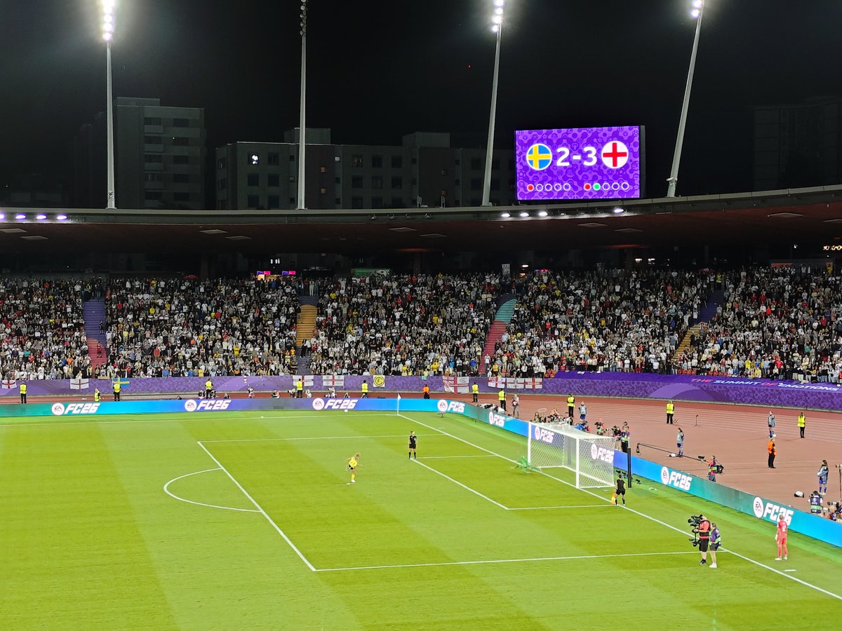 TheAdrianDurham's tweet image. Spot the ball. The missed penalty that sent the @Lionesses through live in Zurich on @talkSPORT
