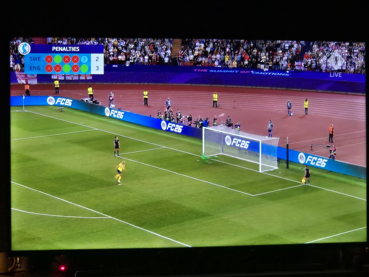 mauricewaalboer's tweet photo. Wat heeft Engeland geluk gehad op de valreep met penalties tegen Zweden #zweeng #SWEENG https://t.co/U3wUTeNBH3