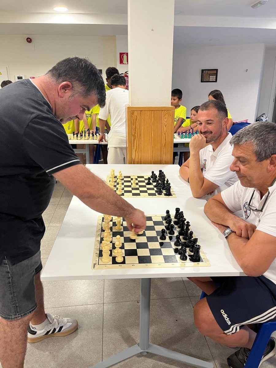 EduEscacsFEDAC's tweet photo. 5è dia a la tarda Visita d @QuimJunyent10 jugador del Barça B i del seu pare Quim aficcionats als Escacs amb 2170  a les #colòniesdescacs de Gombrèn.@EloiNortes @EscolesFEDAC @jordi_p35 @mrovi23 @ariadnaplanas https://t.co/TH6YJoQoa1