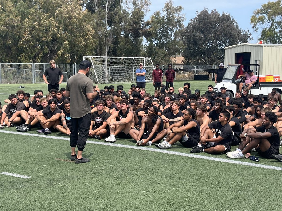 SWCJaguarFB's tweet image. Thank you @weddlesbeard for pouring into our guys today.
14 YR NFL Vet ✅
Super Bowl Champ✅
6X Pro Bowl Selection ✅
“Team success warrants individual success” - Eric Weddle
#GoLEFT👈🏽 #Ubuntu🤝🏽 #NFLPedigree