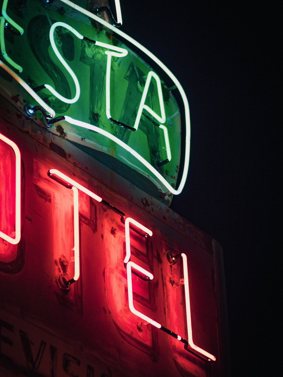 🌙 Neon Dreams &amp; Roadside Scenes
Already missing America’s glowing nights — forgotten motels, buzzing bars, and signs that speak in light. Red, blue, green… every neon tube points to another time.