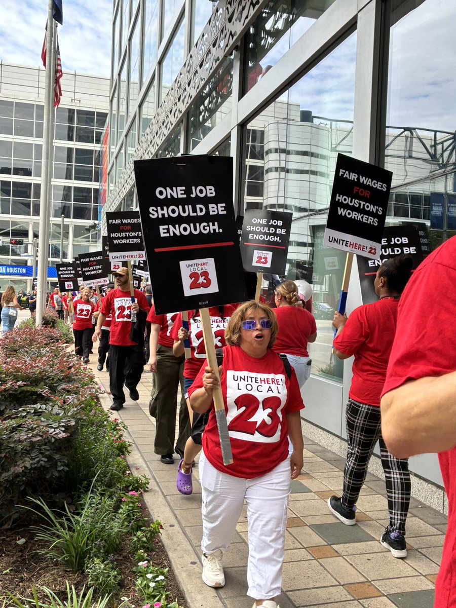 BREAKING / NOW / PICKET ALERT: Hotel workers at <a href="/Hilton/">Hilton</a> Americas-Houston are on the picket line, calling for wages of at least $23 an hour.