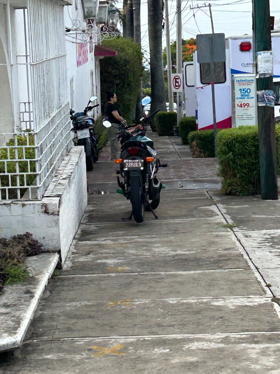 CesarInfante3's tweet photo. @difcuernavaca1 es estacionamiento de motocicletas que impiden a usuarios y vecinos caminar libremente por banquetas @jluriosteguis @CuernavacaGob https://t.co/DMNfLDUtQZ