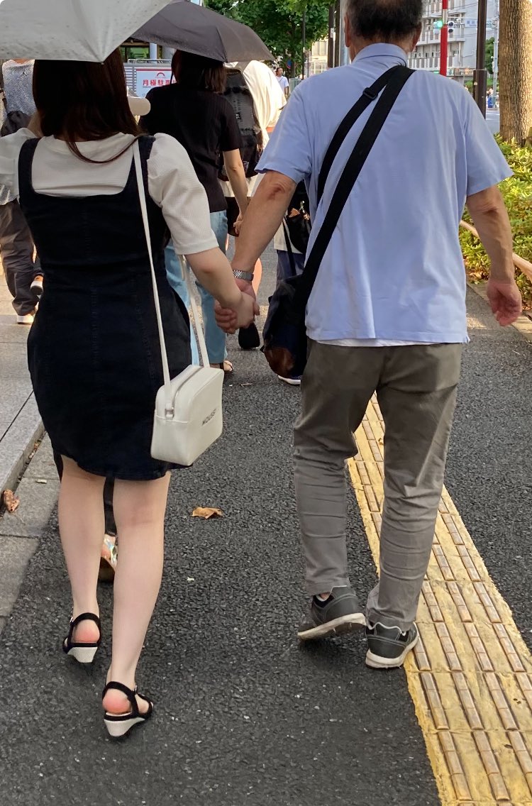 dorcuschone1067's tweet image. 新盆法要
嫁の実家に親族が集まり法要の後、近隣のレストランで会食。やはり男の子、甥っ子は400gのローストビーフ🥩をペロリといきましたね。
甥っ子達とは集まる度に格闘技が始まります。アントニオ猪木の1、2、3、ダーッ‼️を学校で友達に教えるよう実践、指導した直後の画像😅 長女の方は癒し担当♡