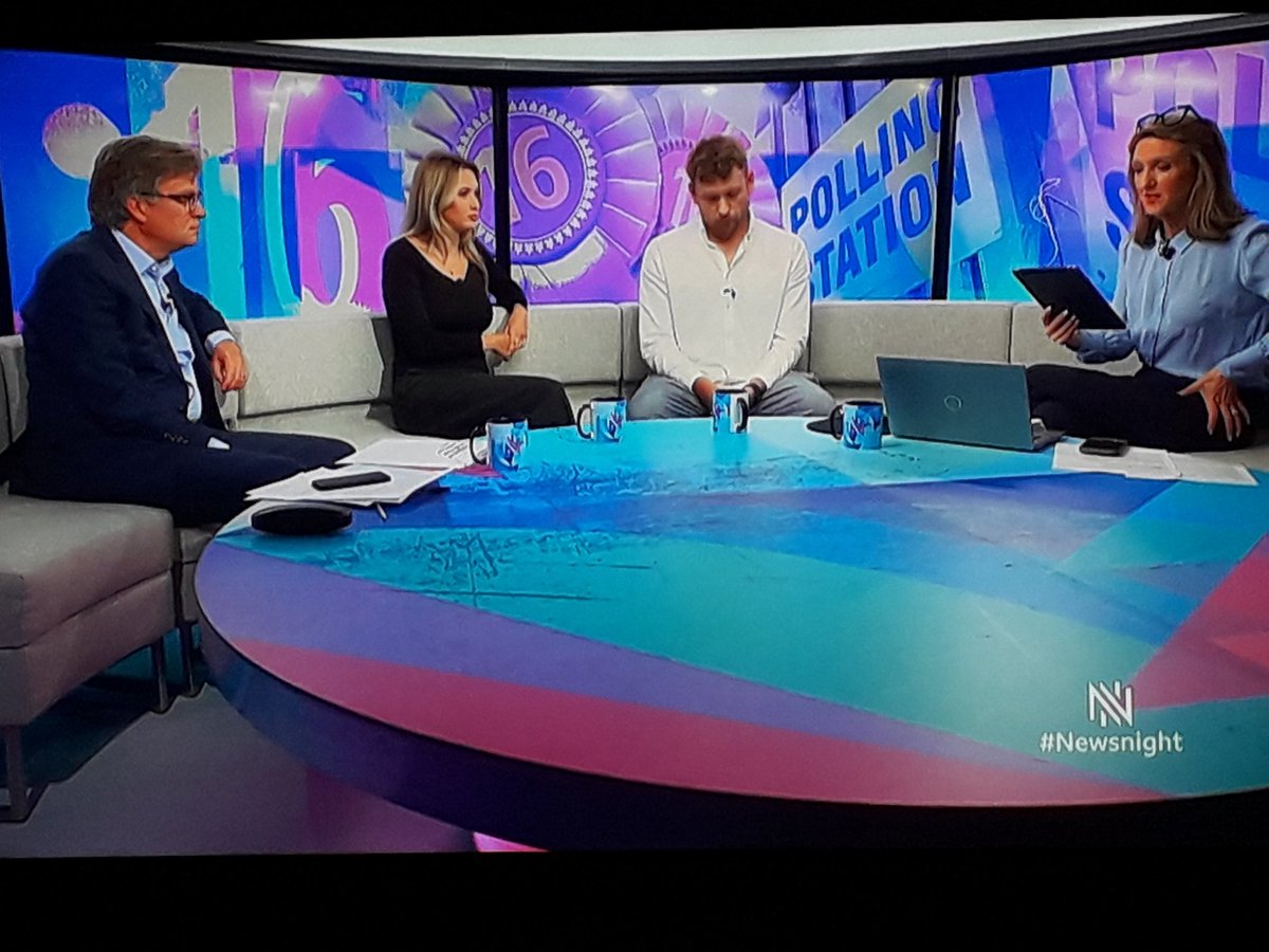 DrSusanDenim's tweet image. BBC bosses must have sent a memo to their @bbcpolitics presenters to mention Deform Ltd asmuch as possible.
That's at least 5 times they've shoe-horned mentions of Fartage now on #Newsnight