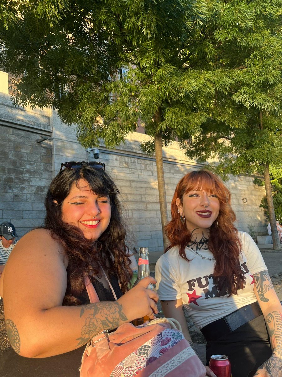 damenaooo's tweet photo. Mes copines me rendent trop belle je pense #goldenshower https://t.co/biOVhzcbvN
