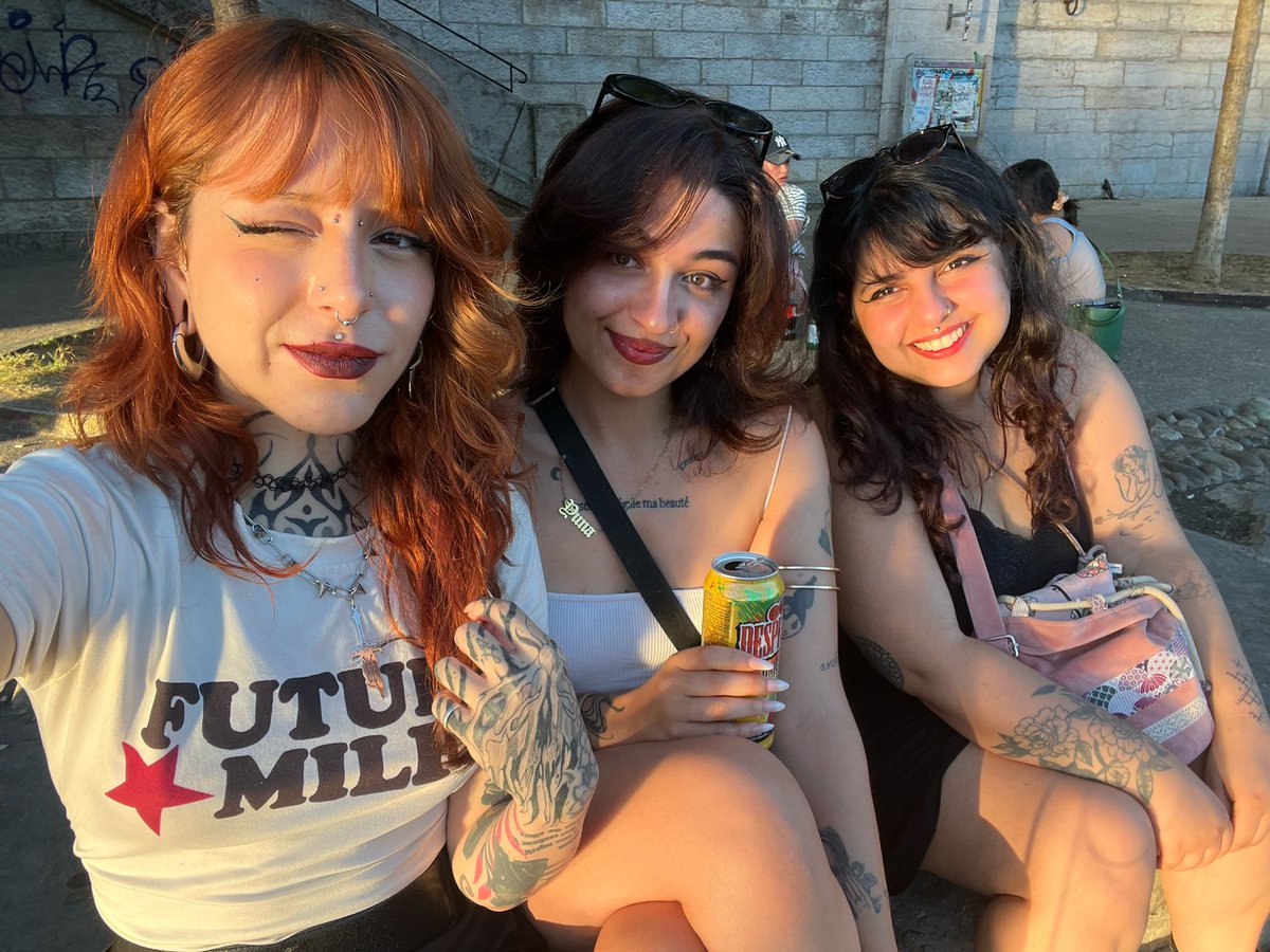 damenaooo's tweet photo. Mes copines me rendent trop belle je pense #goldenshower https://t.co/biOVhzcbvN