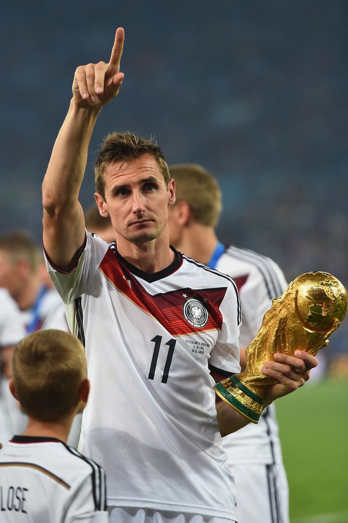 Mundial2026E's tweet image. Dato #3 a 329 días del Mundial:
Miroslav Klose (Alemania) es el máximo goleador de los Mundiales (16 goles) Seguido del Fenomeno Ronaldo con 15.
Kylian Mbappé, con 12 goles en solo 2 Mundiales, es el favorito para superarlo en las próximas ediciones.