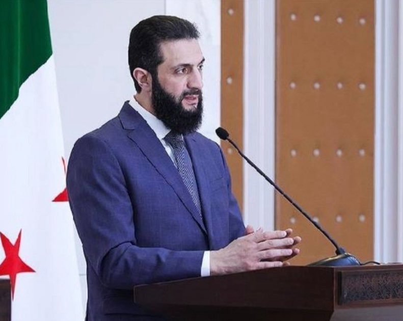 🔴  شامی صدر احمد الشرح:

اسرائیل جنگ شروع کر سکتا ہے لیکن اسے ختم نہیں کر سکتا۔ اس نے چال چل لی، اب ہم اس کے کرداروں کا خاتمہ کریں گے۔

میرا نام احمد الشرح ہے، ان لوگوں کے لیے ہے جو امن چاہتے ہیں اور جو جنگ چاہتے ہیں میں ان کے لیے جولان پہاڑوں کا بیٹا ابو محمد الجولانی ہوں۔