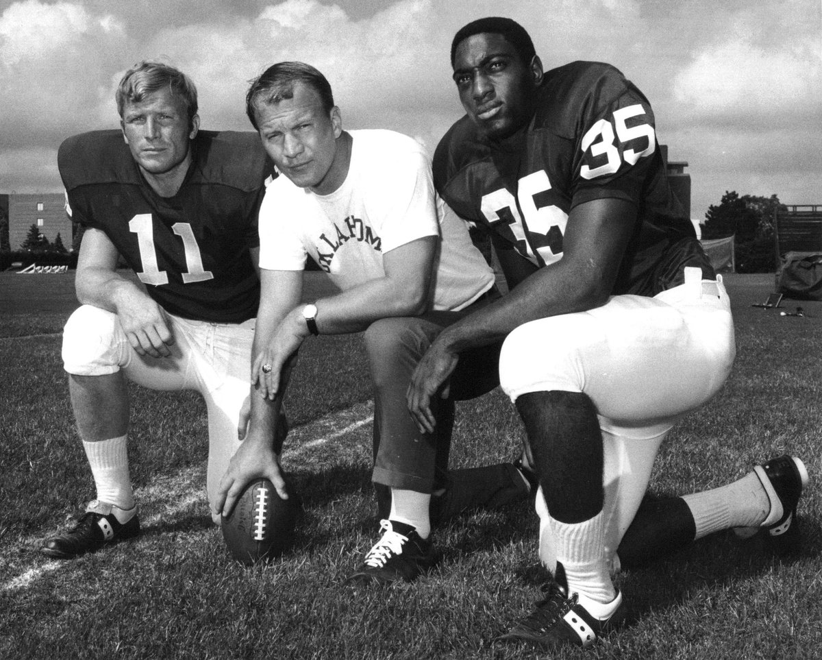 OU_Football's tweet image. Switzer didn’t invent the Wishbone, he just made it 𝐮𝐧𝐬𝐭𝐨𝐩𝐩𝐚𝐛𝐥𝐞.
Catch SEC Storied: “Wishbone” tonight at 6 CT on @SECNetwork and ESPN+