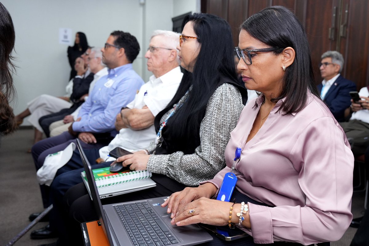 IndotelRD's tweet image. Hoy realizamos una audiencia pública ⚖️ sobre la consulta para modificar el reglamento del Servicio de Radiodifusión Sonora (FM).
Encabezada por @ggomezmazara y el Consejo Directivo, el INDOTEL trabaja 🤝 por mejorar los servicios de radiodifusión en el país 🇩🇴.
#INDOTELRD