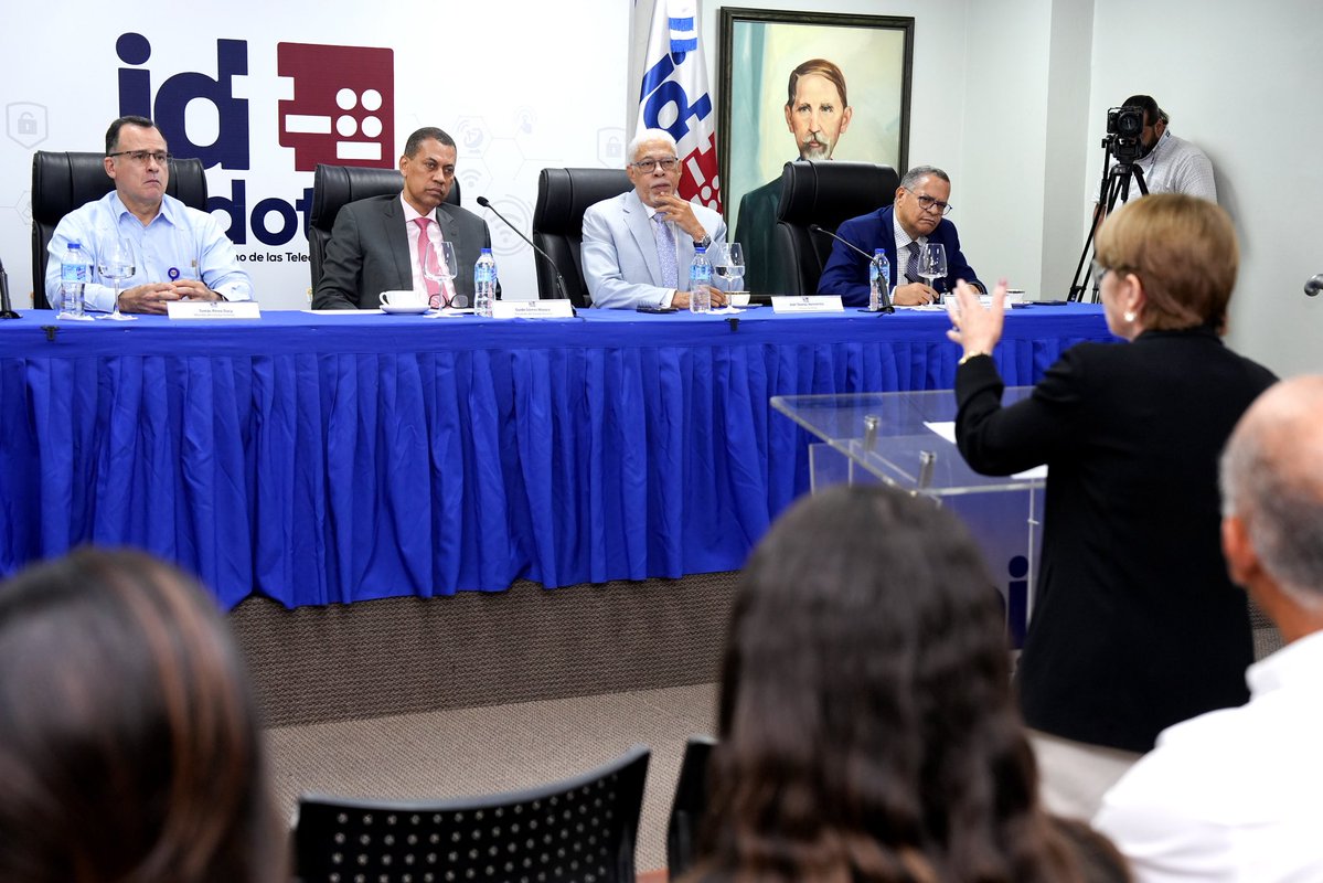 IndotelRD's tweet image. Hoy realizamos una audiencia pública ⚖️ sobre la consulta para modificar el reglamento del Servicio de Radiodifusión Sonora (FM).
Encabezada por @ggomezmazara y el Consejo Directivo, el INDOTEL trabaja 🤝 por mejorar los servicios de radiodifusión en el país 🇩🇴.
#INDOTELRD