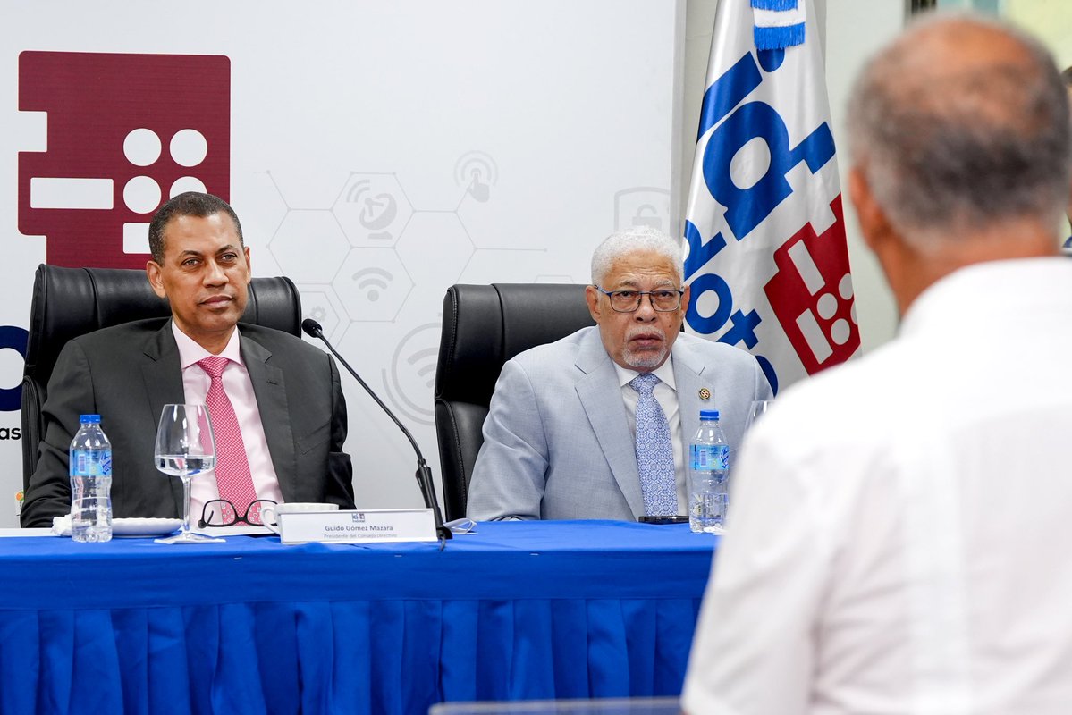 IndotelRD's tweet image. Hoy realizamos una audiencia pública ⚖️ sobre la consulta para modificar el reglamento del Servicio de Radiodifusión Sonora (FM).
Encabezada por @ggomezmazara y el Consejo Directivo, el INDOTEL trabaja 🤝 por mejorar los servicios de radiodifusión en el país 🇩🇴.
#INDOTELRD