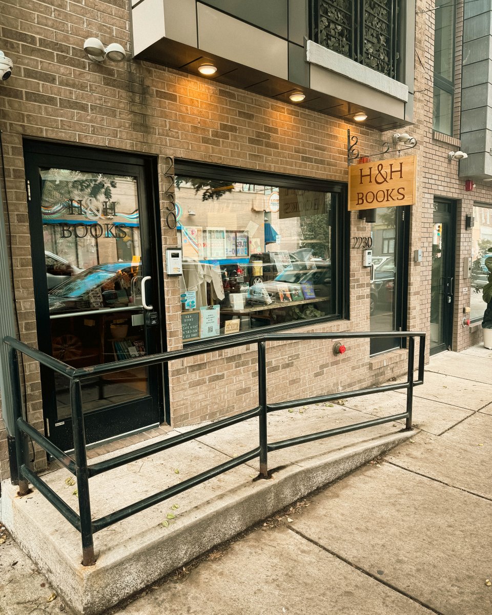 HGHayman's tweet image. I found the portal. Not Narnia. Not Diagon Alley.
The Head &amp;amp; The Hand in Kensington — a hidden gem where books breathe, stories live, and community happens.
Go. Linger. Leave changed.
📚 f.mtr.cool/xcprobhloz
#PhillyLitScene #SupportLocalBookstores