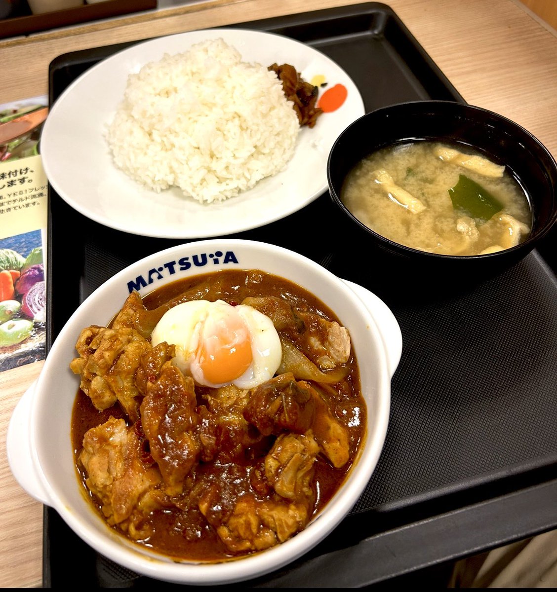 KOTAPAPA921's tweet image. 『松屋フーズ』の新商品✨スリランカ大使館コラボ開発したと謳う【デビルチキン】+半熟玉子🌶️
爽やかなスパイスとチリソースを纏った旨辛チキンは スリランカの定番料理🇱🇰"
過去登場した定食の中でもトップクラスと呼ぶに相応しい 突き抜けた美味しさでした~✈️
⚠️嗜好には個人差があります🙂↕️