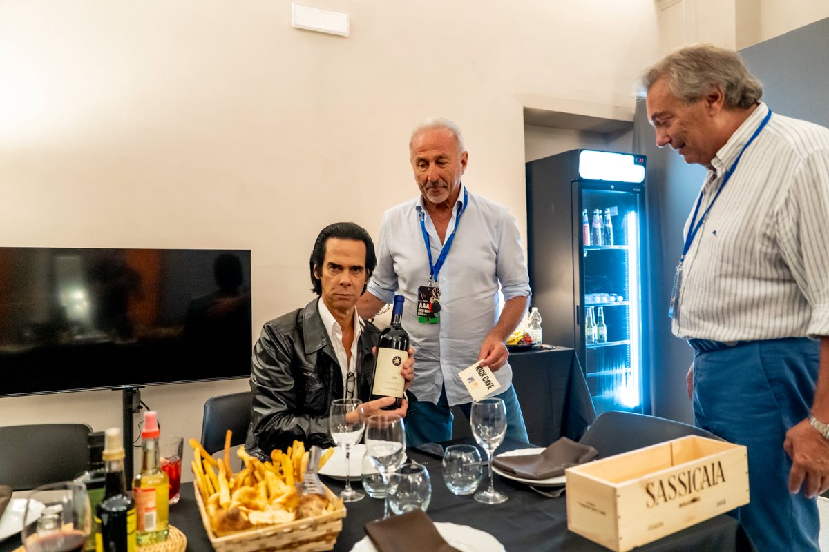LuccaSummerFest's tweet image. La consegna della bottiglia di Sassicaia personalizzata a Nick Cave

#LSF25

[Foto di Francesco Prandoni]