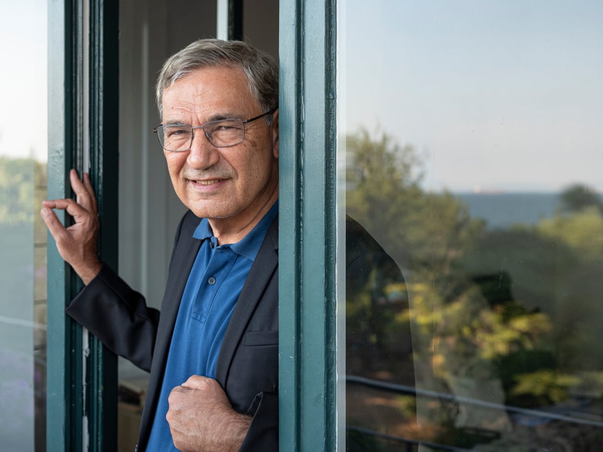 OnlyOrhanPamuk's tweet image. "Okuldayken aynı sıralarda oturmazdık, ama sıcak bahar günlerinde sınıfta uzun tartışmalardan sonra pencere
açıldığında, hemen arkasındaki kara
tahtanın karasından aynalaşan camın içinde yansıyan yüzünü şimdiki gibi seyrederdim."
Kara Kitap, Orhan Pamuk