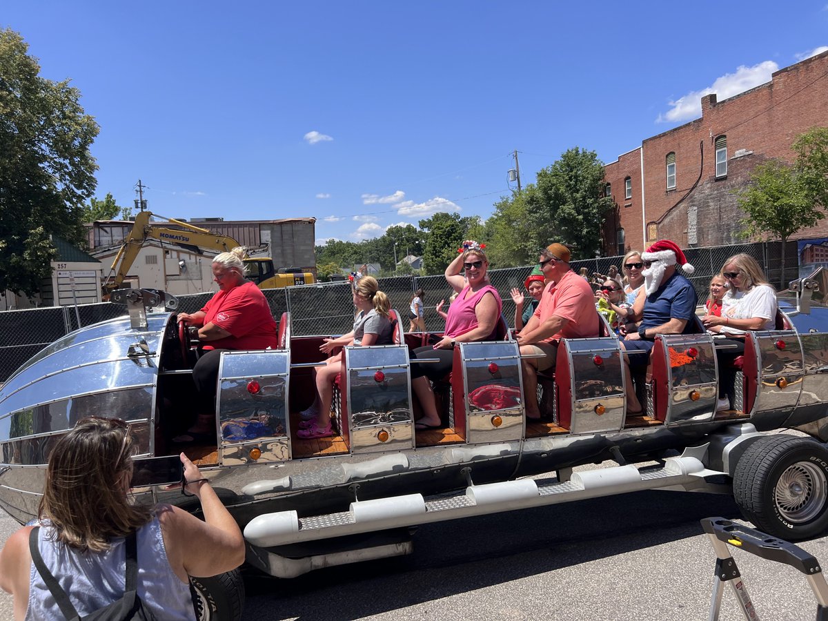 CastleNoel's tweet image. Tickets: ow.ly/ypcF50Wru0P HOTTEST #ChristmasinJuly #RocketRide tickets just ADDED!! Don’t miss out on the ultimate festive fun—tickets fly like the car… real fast! #CastleNoel Tours also available (separate purchase)! #ChristmasInJuly #RocketRideMagic